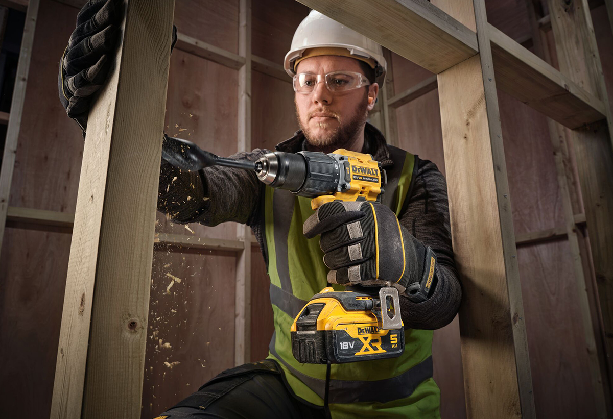 Απεικονίζεται διάτρηση ξύλου με τη χρήση του εργαλείου.